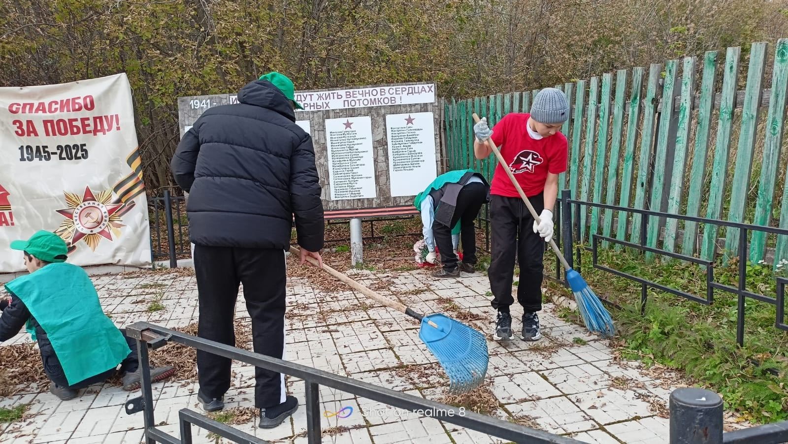 Юнармейцы Кичкетанской школы навели порядок возле обелиска в деревне Хор Ключ