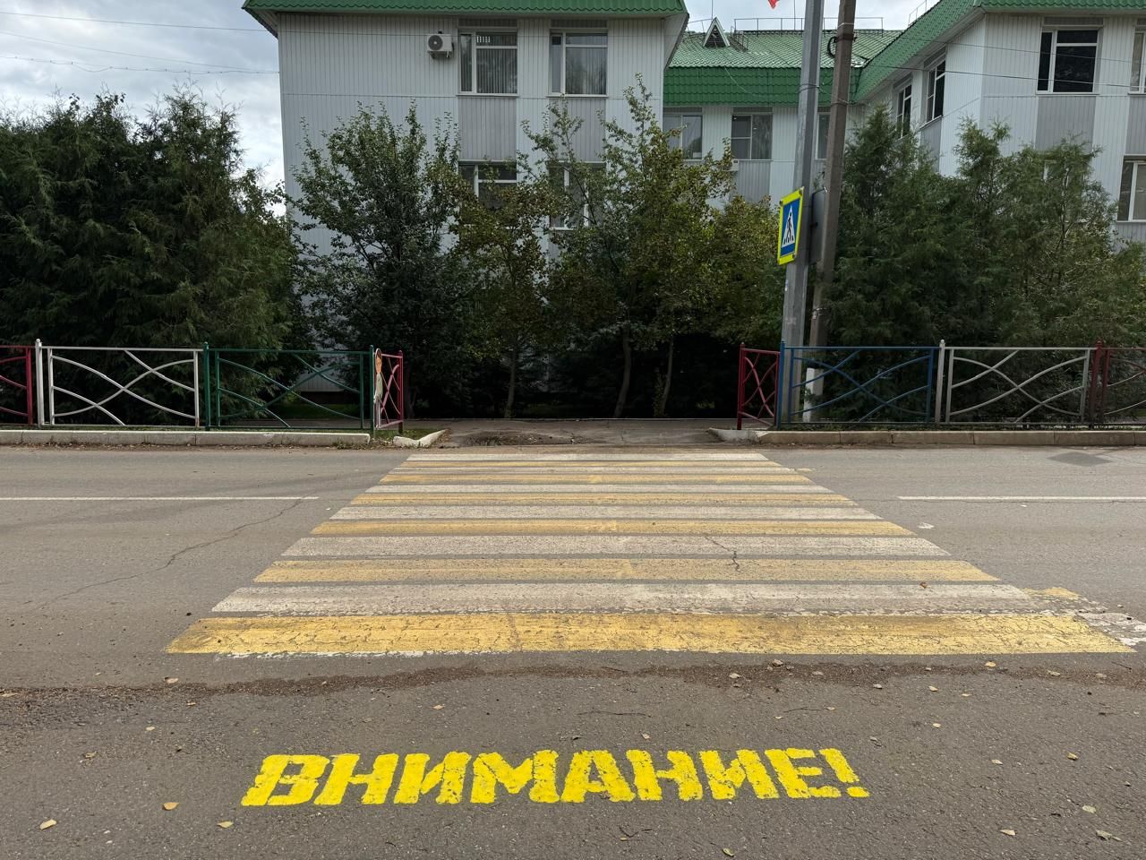 В Агрызе пешеходные переходы оснастили предупреждающими надписями