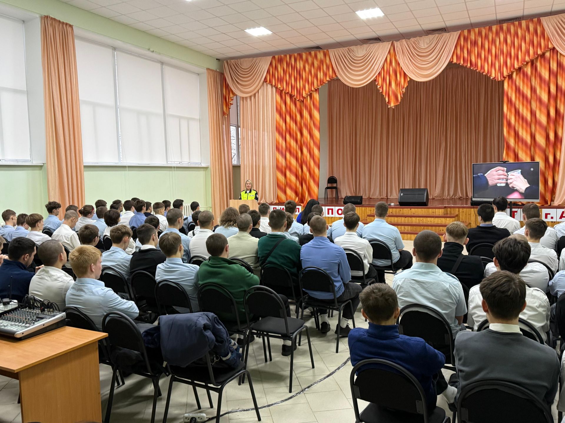 В Агрызе студентам колледжа рассказали о безопасности на дорогах