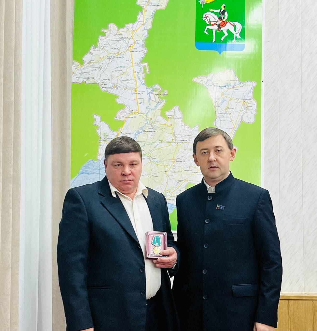 Глава района Ленар Нургаянов вручил награды землякам