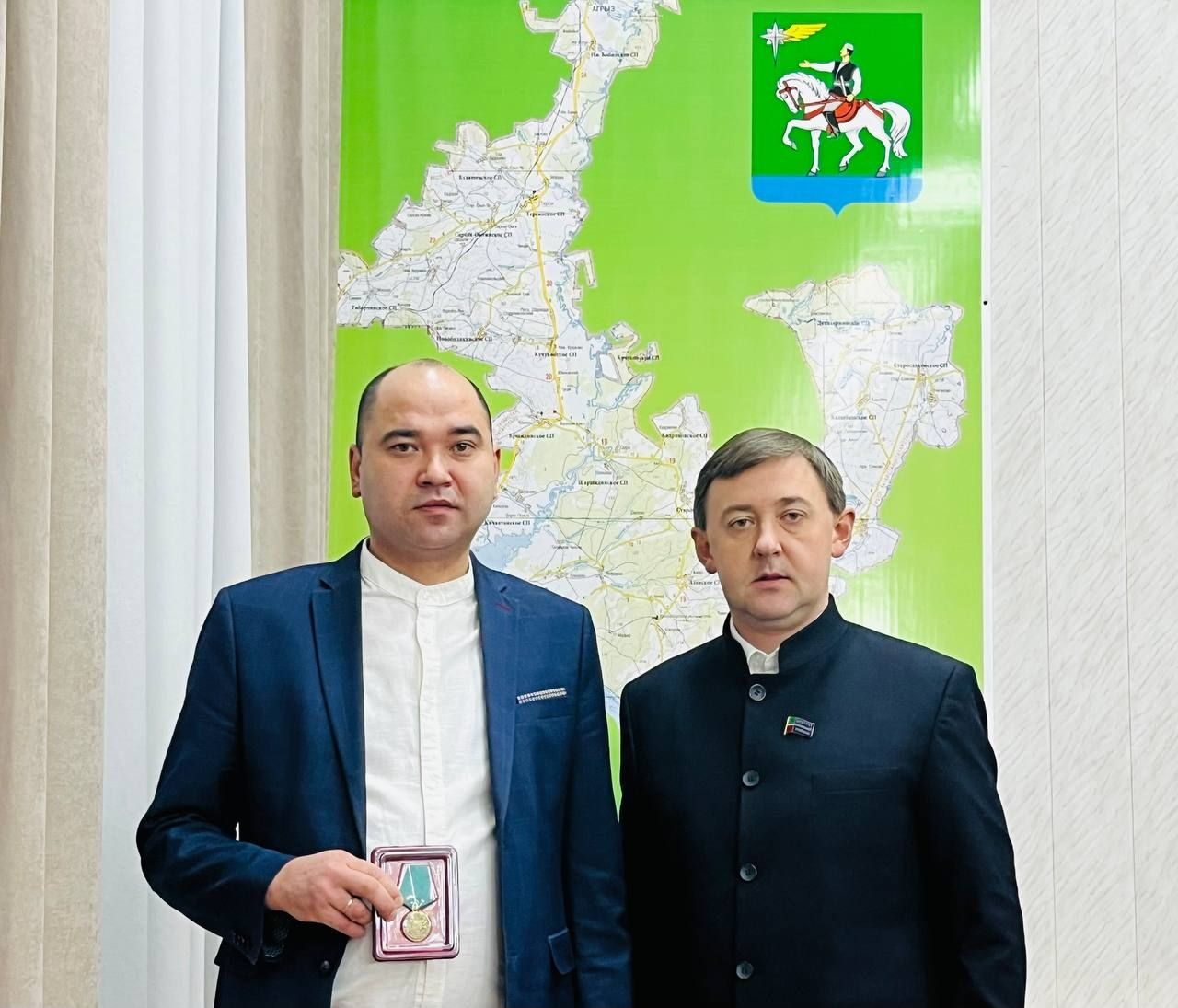 Глава района Ленар Нургаянов вручил награды землякам