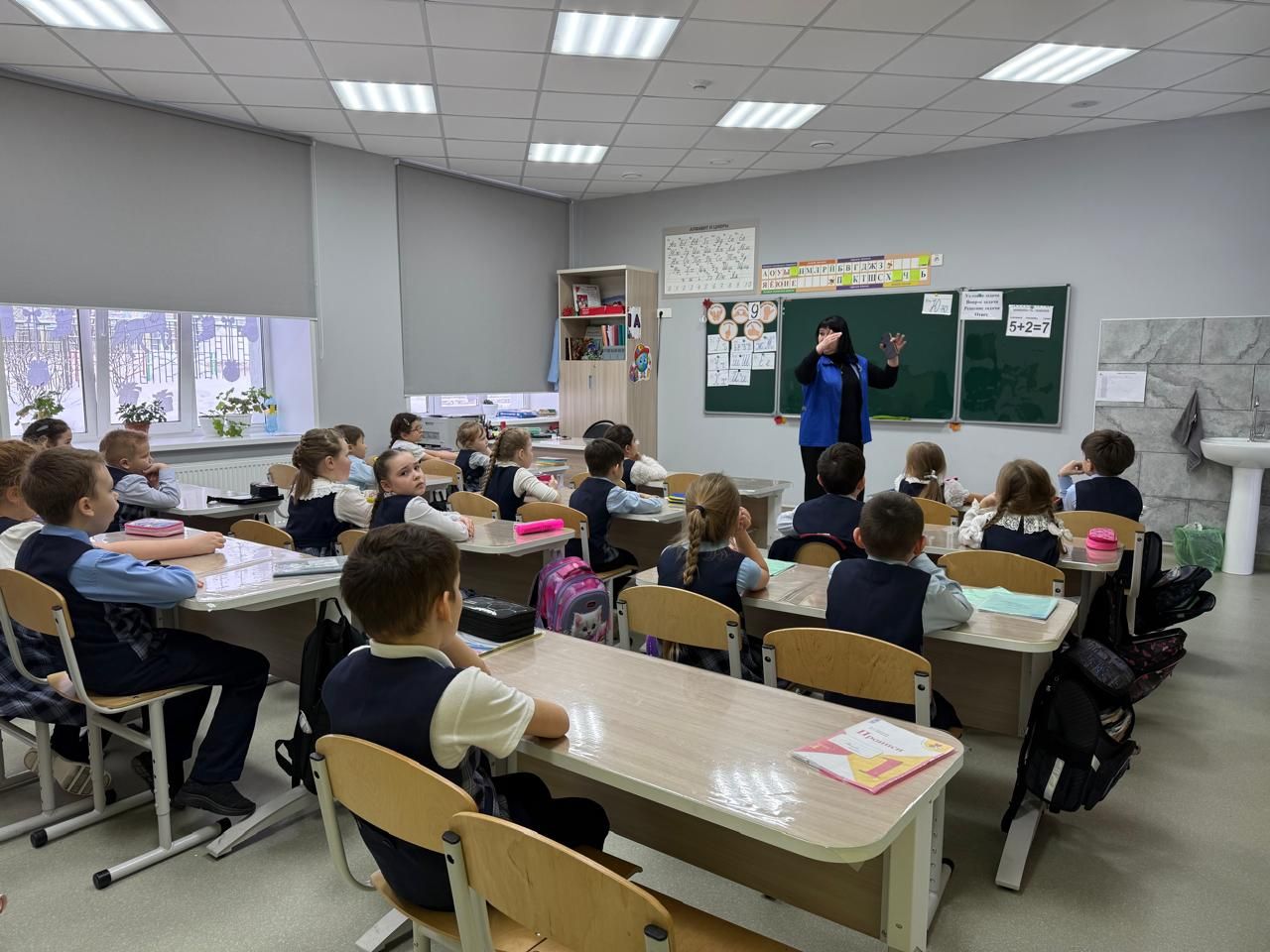 В школе №4 Агрыза первоклассникам напомнили о правилах безопасности на дороге