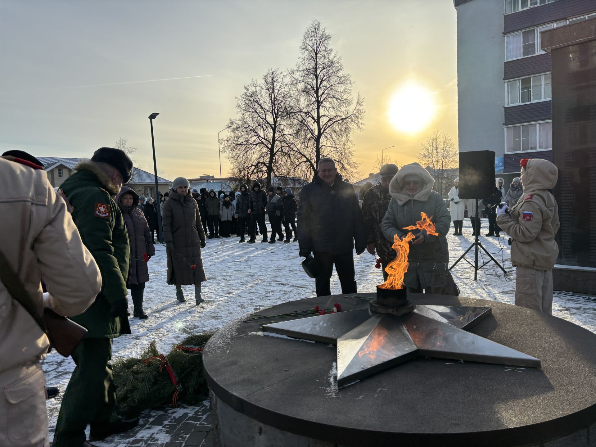 В Агрызе возложили цветы к Вечному огню в День Героев Отечества