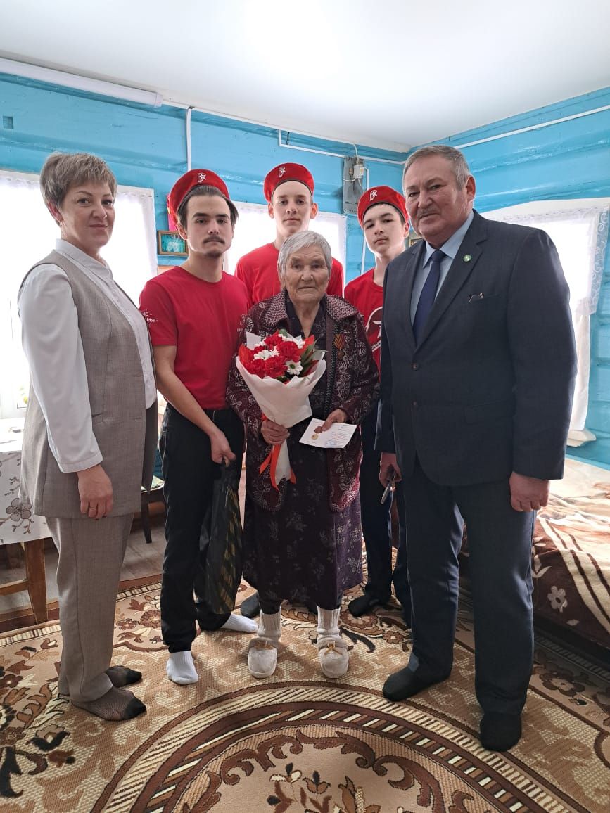 Труженикам тыла в Красном Боре вручили юбилейные медали в честь 80-летия Победы
