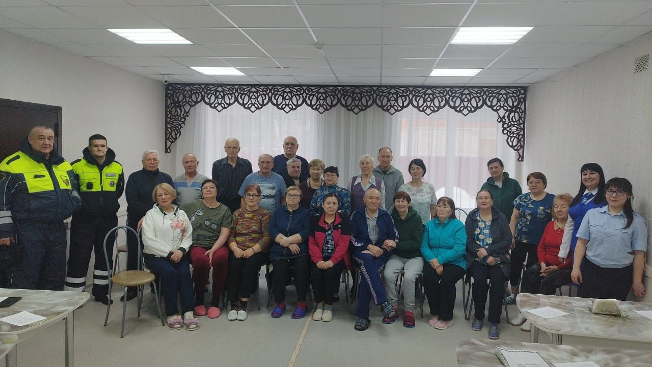 В социальном центре «Красноборская дубрава» говорили о правилах дорожного движения