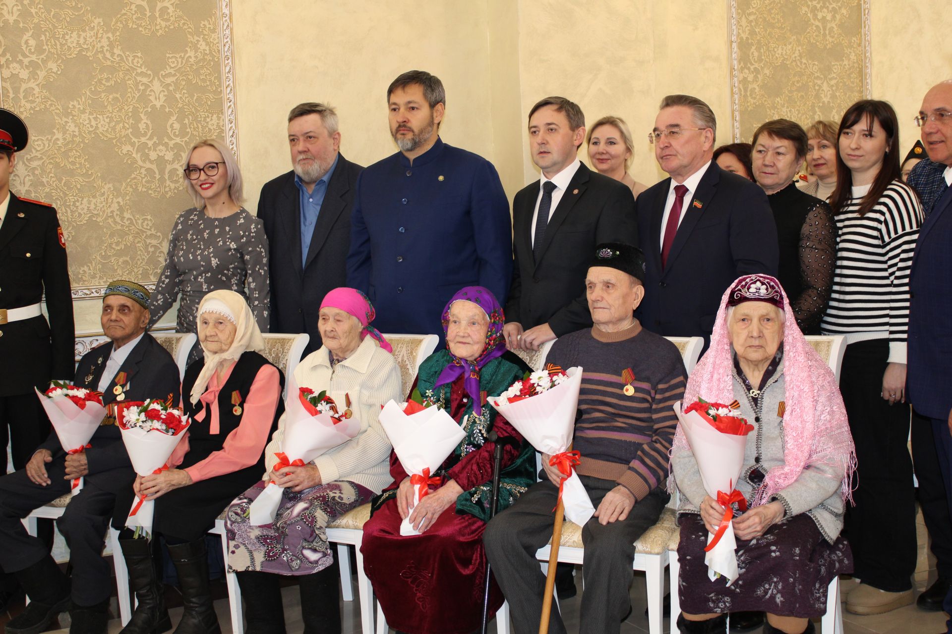 Олег Коробченко һәм Ленар Нургаянов бер төркем тыл ветераннарына юбилей медальләрен тапшырдылар
