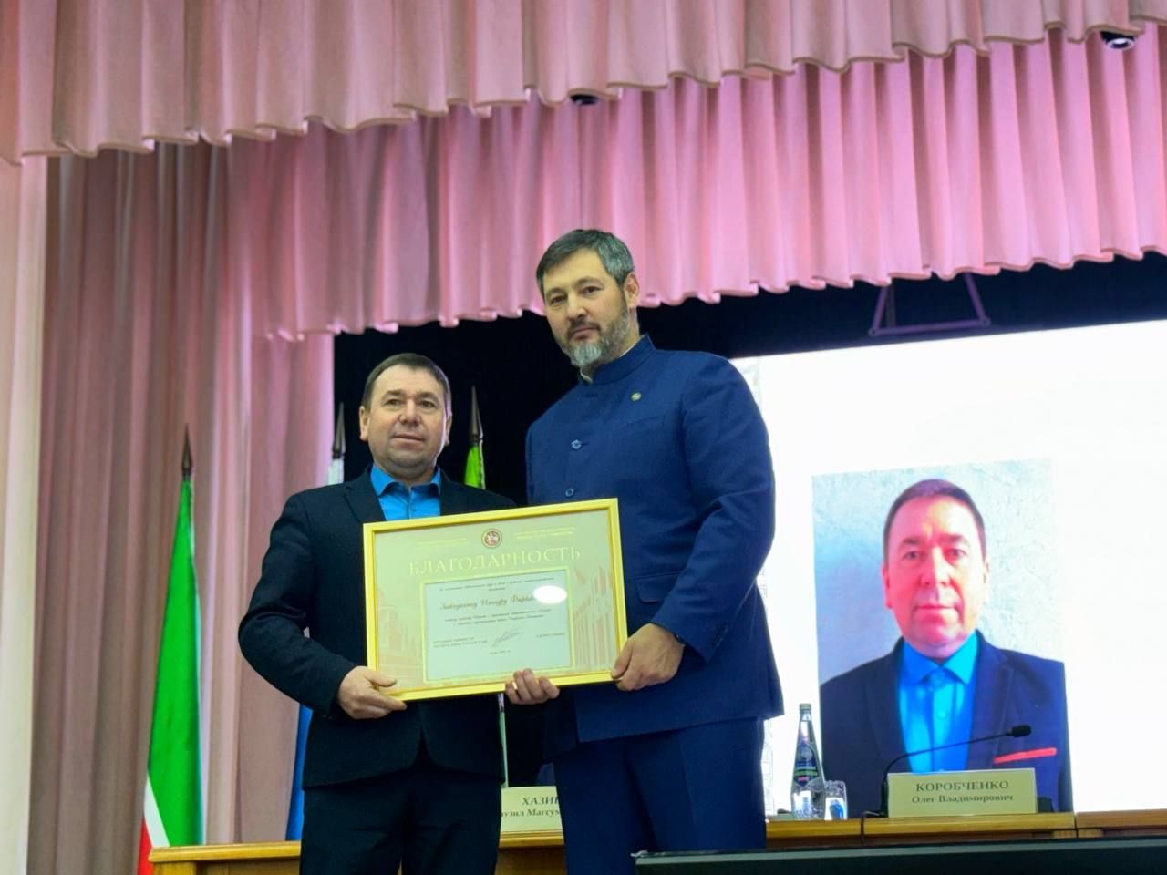 Олег Коробченко вручил заслуженные награды жителям Агрызского района
