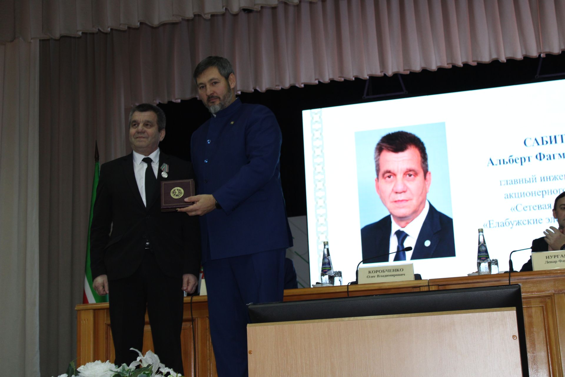 Олег Коробченко вручил заслуженные награды жителям Агрызского района