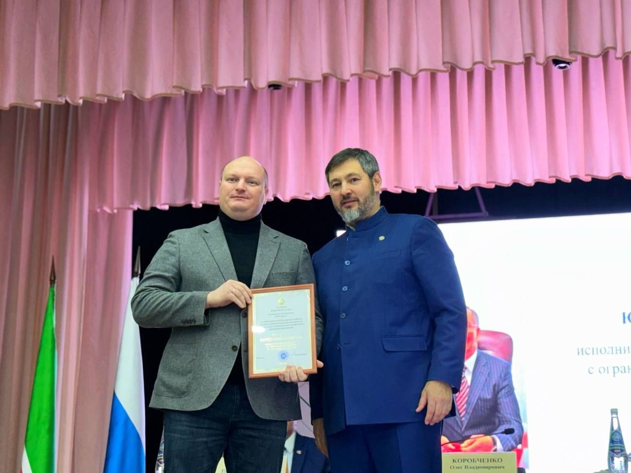 Олег Коробченко вручил заслуженные награды жителям Агрызского района