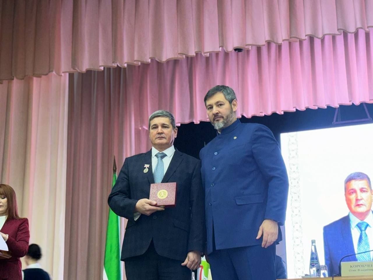 Олег Коробченко вручил заслуженные награды жителям Агрызского района