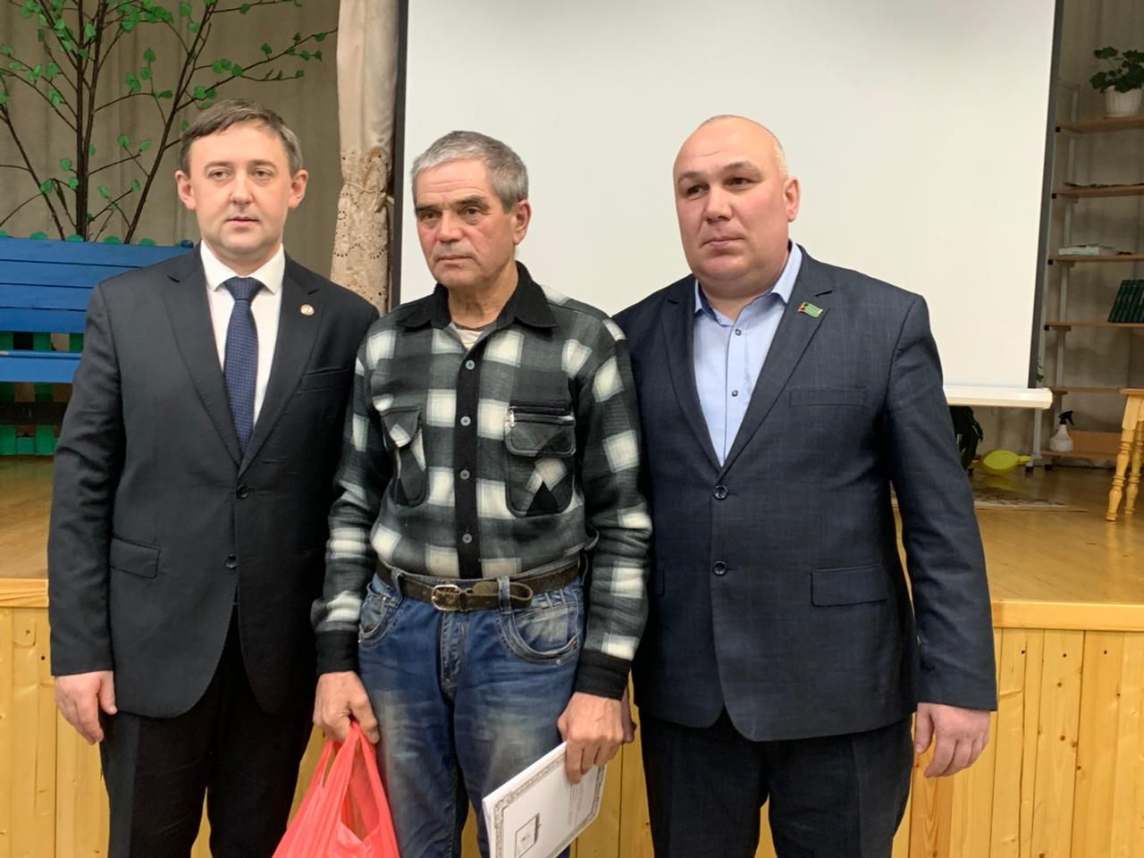 Салагышның үрнәк гаиләләрен һәм авыл активистларын бүләкләделәр
