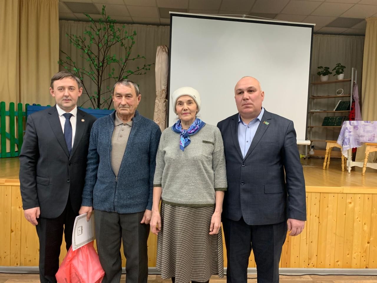 Салагышның үрнәк гаиләләрен һәм авыл активистларын бүләкләделәр