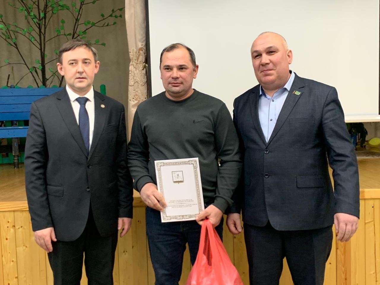 Салагышның үрнәк гаиләләрен һәм авыл активистларын бүләкләделәр