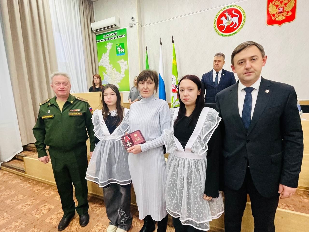 Глава района Ленар Нургаянов вручил Орден Мужества семьям погибших участников СВО