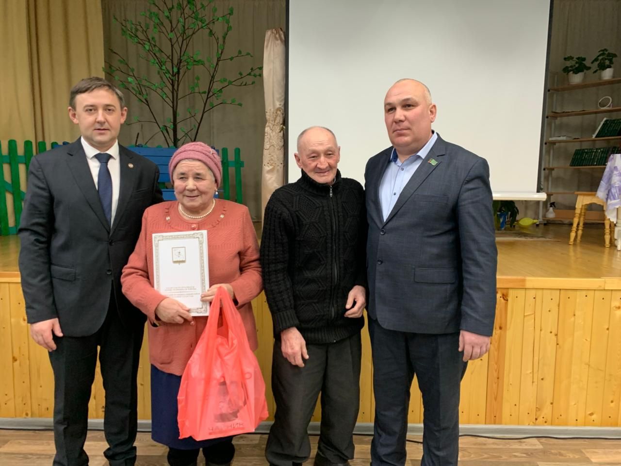 Салагышның үрнәк гаиләләрен һәм авыл активистларын бүләкләделәр