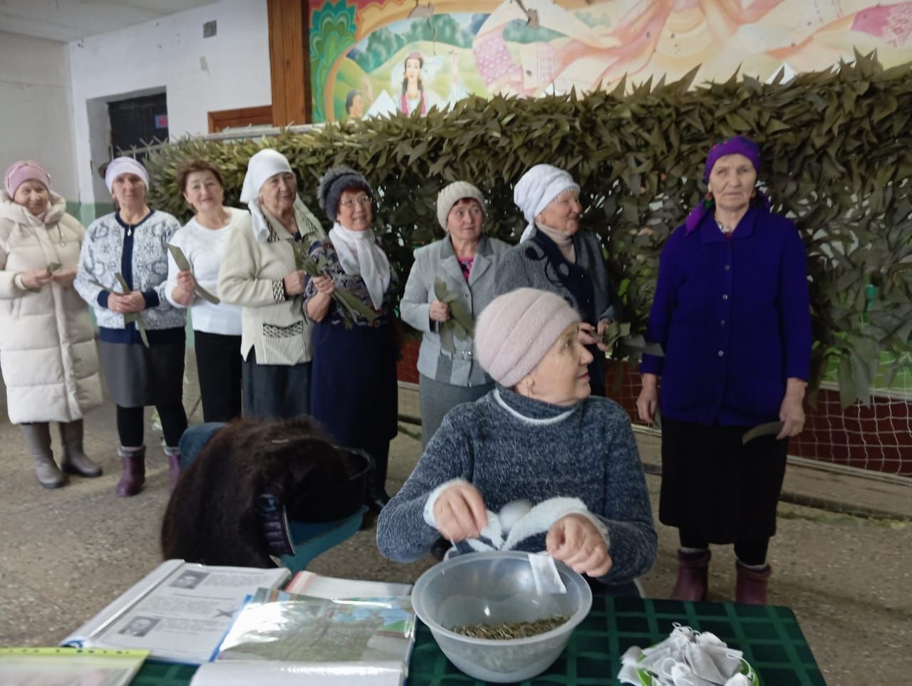 Көчек авылы өлкәннәре маскировка челтәрләре үрәләр, чәйләр ясыйлар