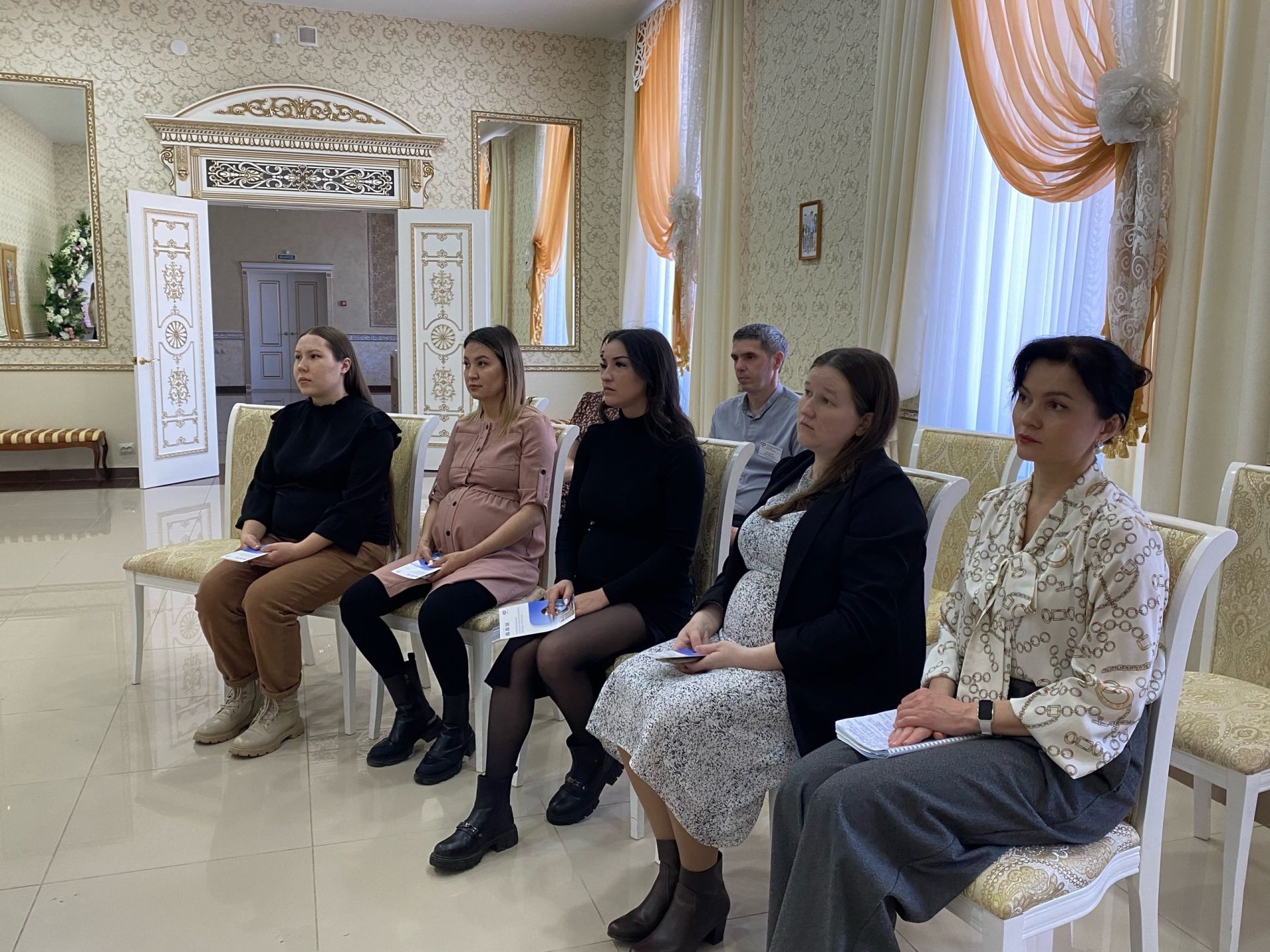 В Агрызском ЗАГСе прошла встреча с будущими мамочками