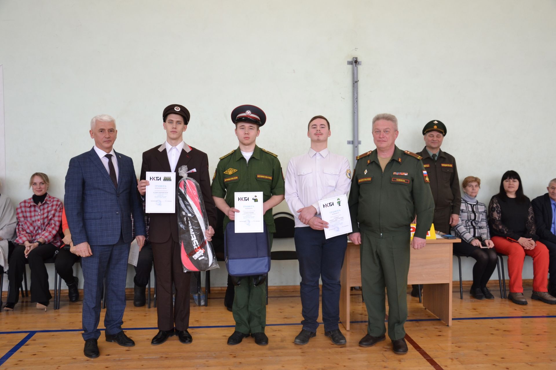 Смотр строя и песни в Агрызском филиале Нижнекамского колледжа: патриотизм, дисциплина и командный дух