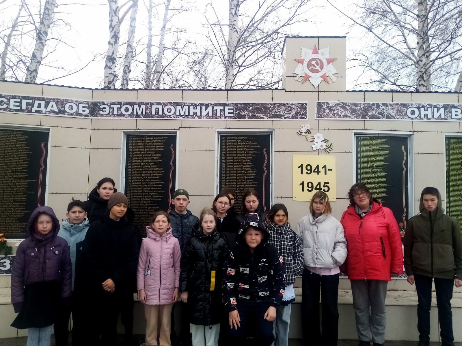 Экскурсия к Стене Памяти в Красном Боре тронула воспитанников приюта «Ласка» до глубины души