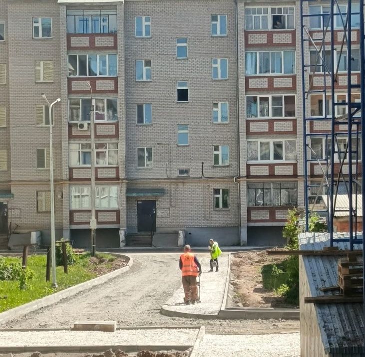 Әгерҗенең күпфатирлы йортлары ишегалларында төзекләндерү эшләре бара