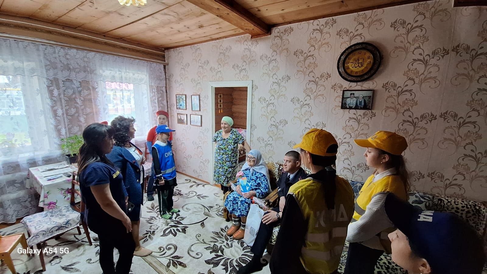Госавтоинспекция и отряд ЮИД поздравили 98-летнюю труженицу тыла с 80-летием Победы