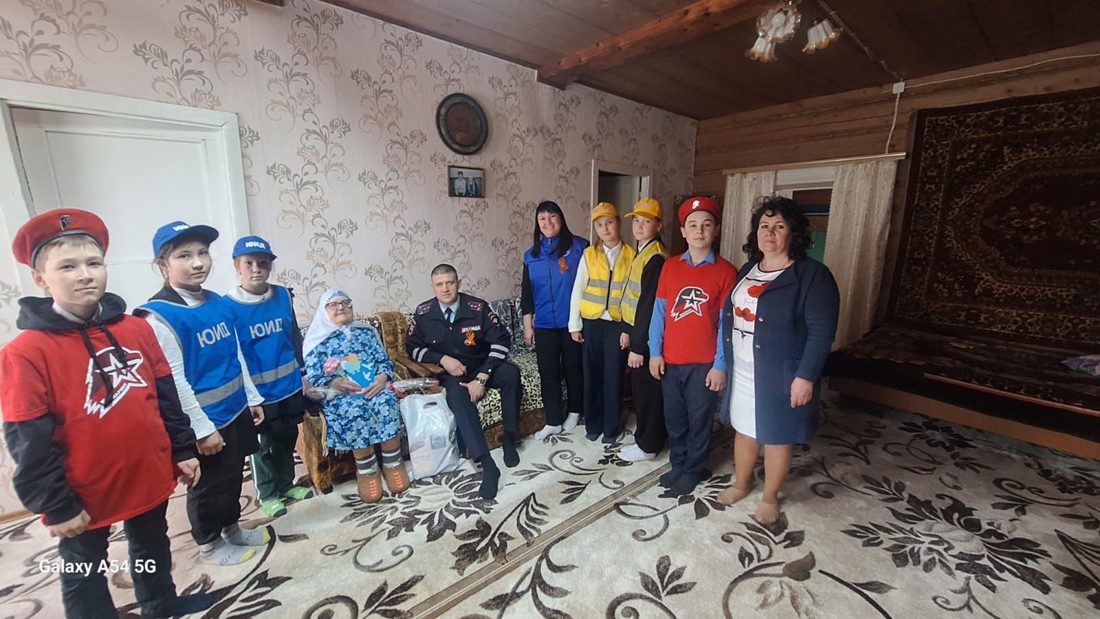 Госавтоинспекция и отряд ЮИД поздравили 98-летнюю труженицу тыла с 80-летием Победы