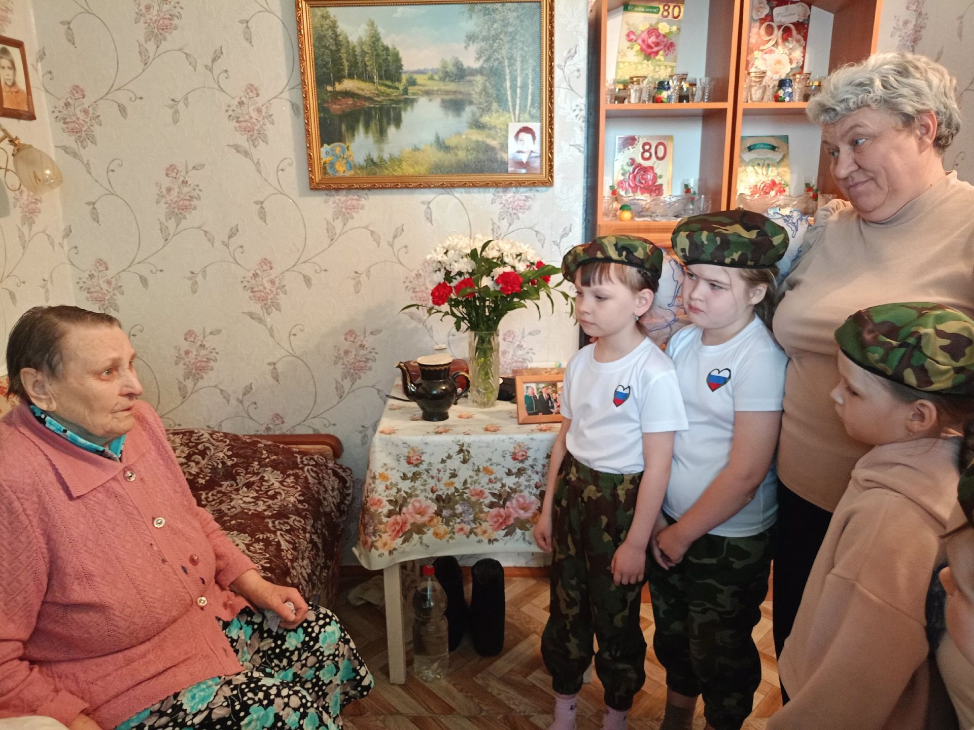 Агрызские кадеты навестили труженицу тыла и сказали «Спасибо!» за Победу
