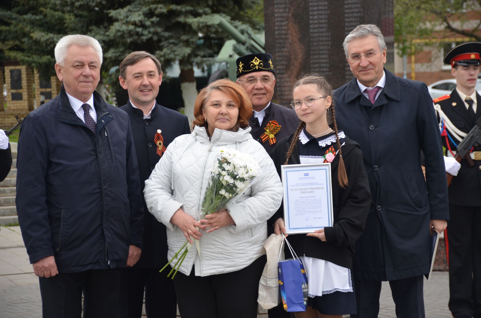 В День Победы Айрат Фаррахов наградил победителей конкурса сочинений «Служа другим, сгораю сам»