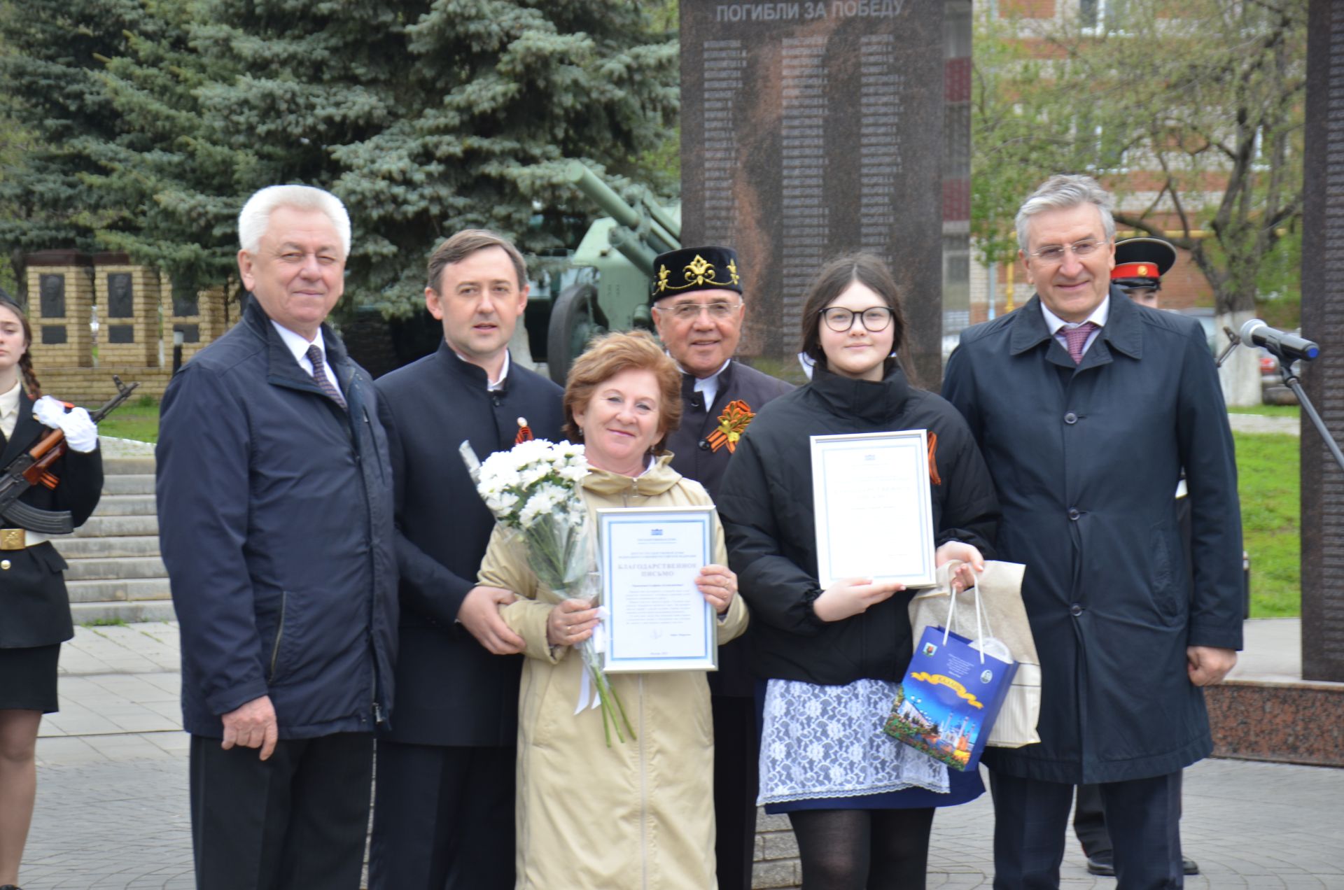 В День Победы Айрат Фаррахов наградил победителей конкурса сочинений «Служа другим, сгораю сам»