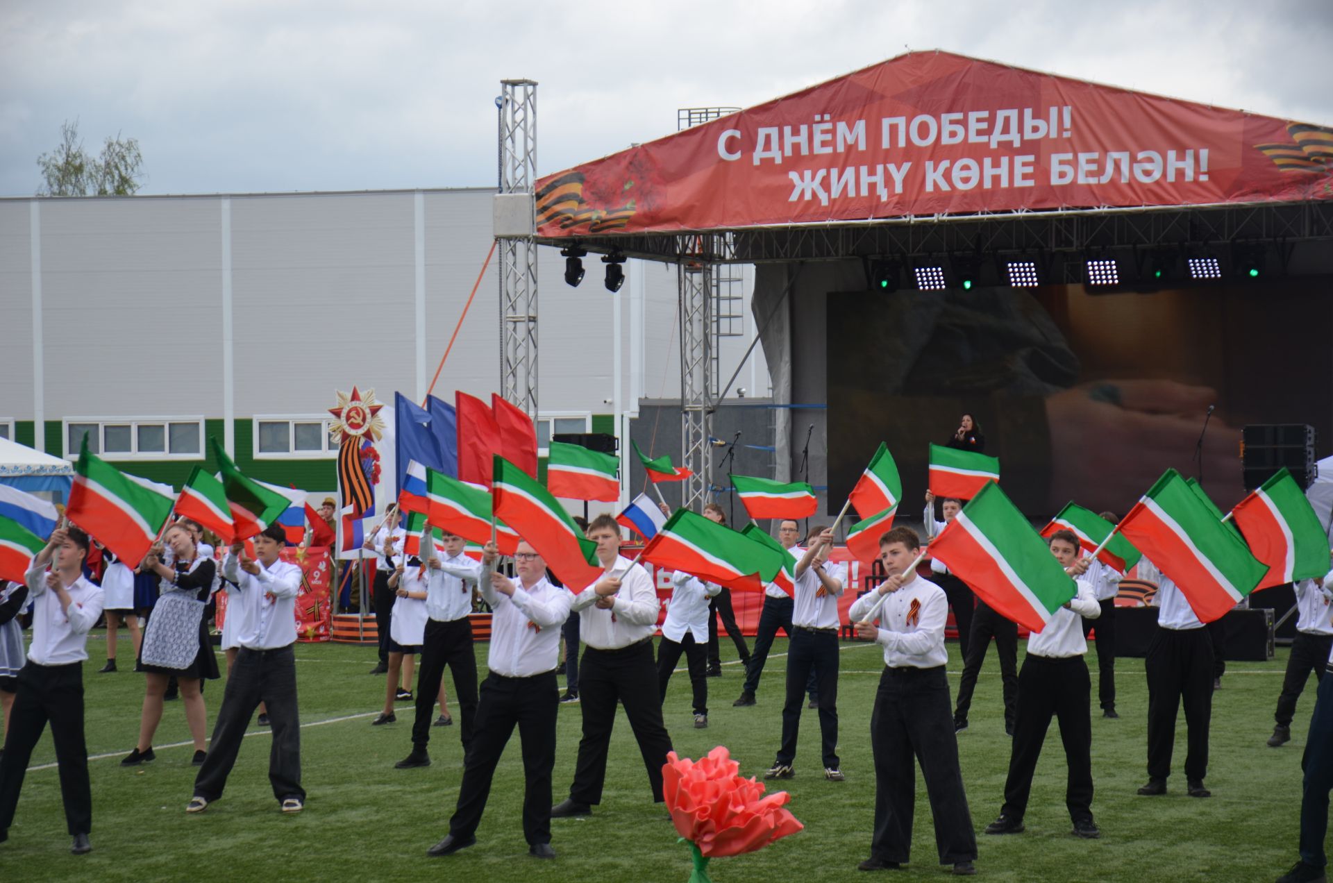 Память жива: в Агрызе представили проникновенное театрализованное представление ко Дню Победы