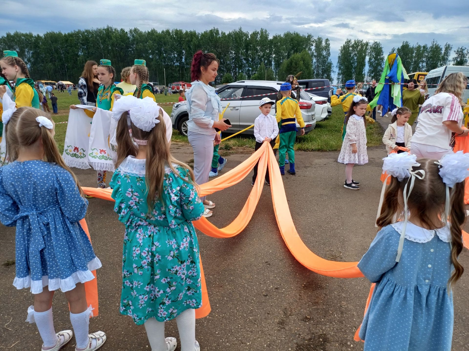 Танцы, песни и сладкие призы: малая сцена Сабантуя в Агрызе стала центром детского праздника