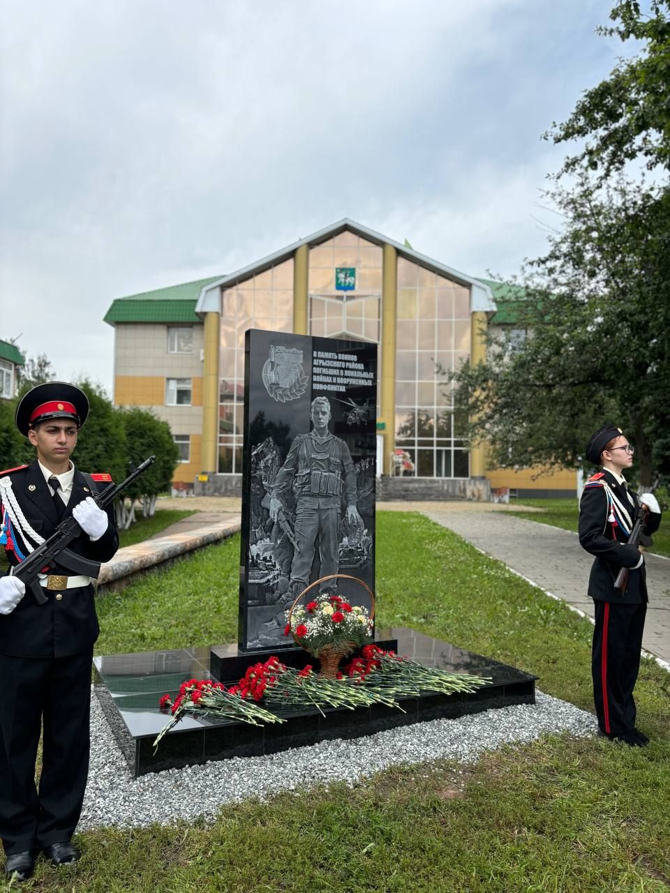 В Агрызе увековечили память героев: открыт обелиск воинам-землякам, павшим в локальных войнах и вооруженных конфликтах
