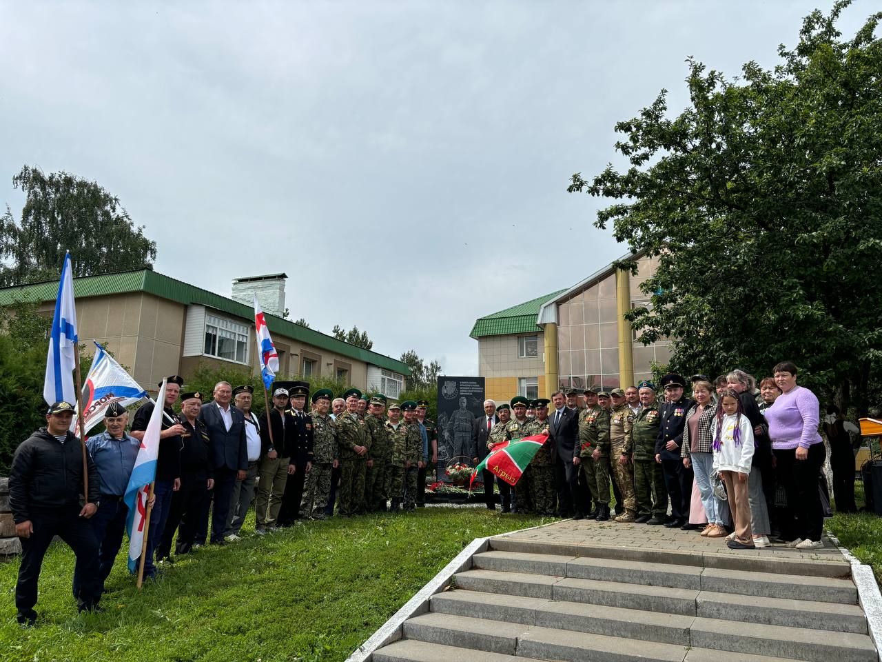 В Агрызе увековечили память героев: открыт обелиск воинам-землякам, павшим в локальных войнах и вооруженных конфликтах
