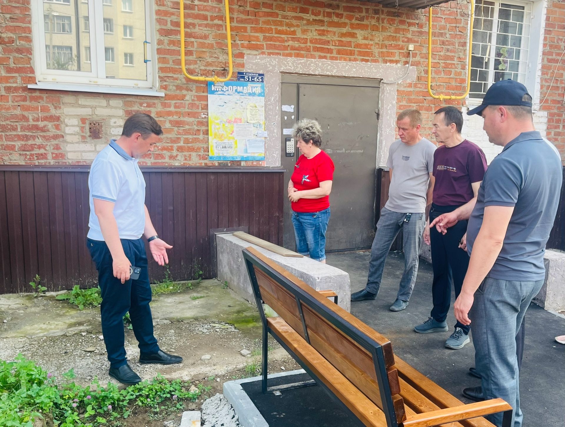 Глава Агрызского района Ленар Нургаянов проверил ход работ по программе «Наш двор»
