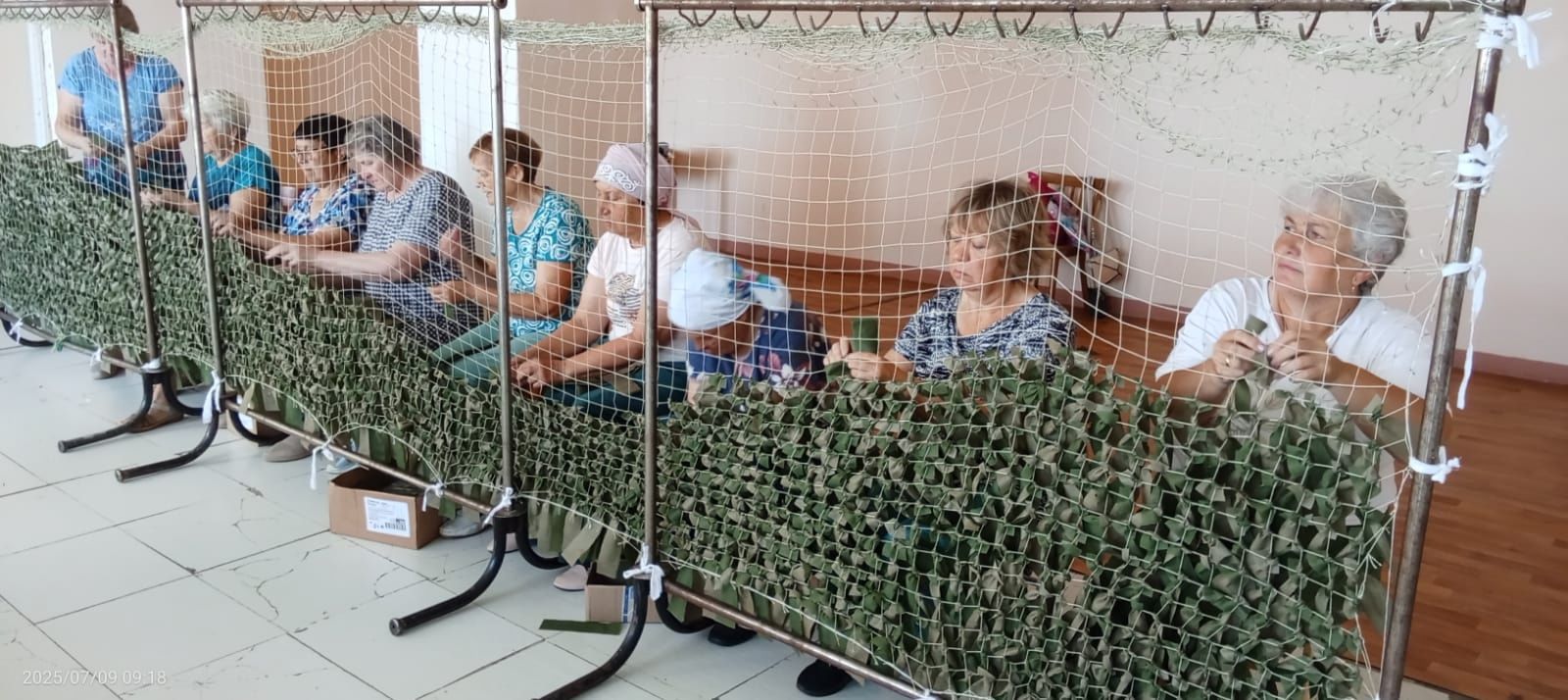 Красный Бор волонтерлары безне яклаучылар өчен маскировка челтәрләре үрүләрен дәвам итәләр