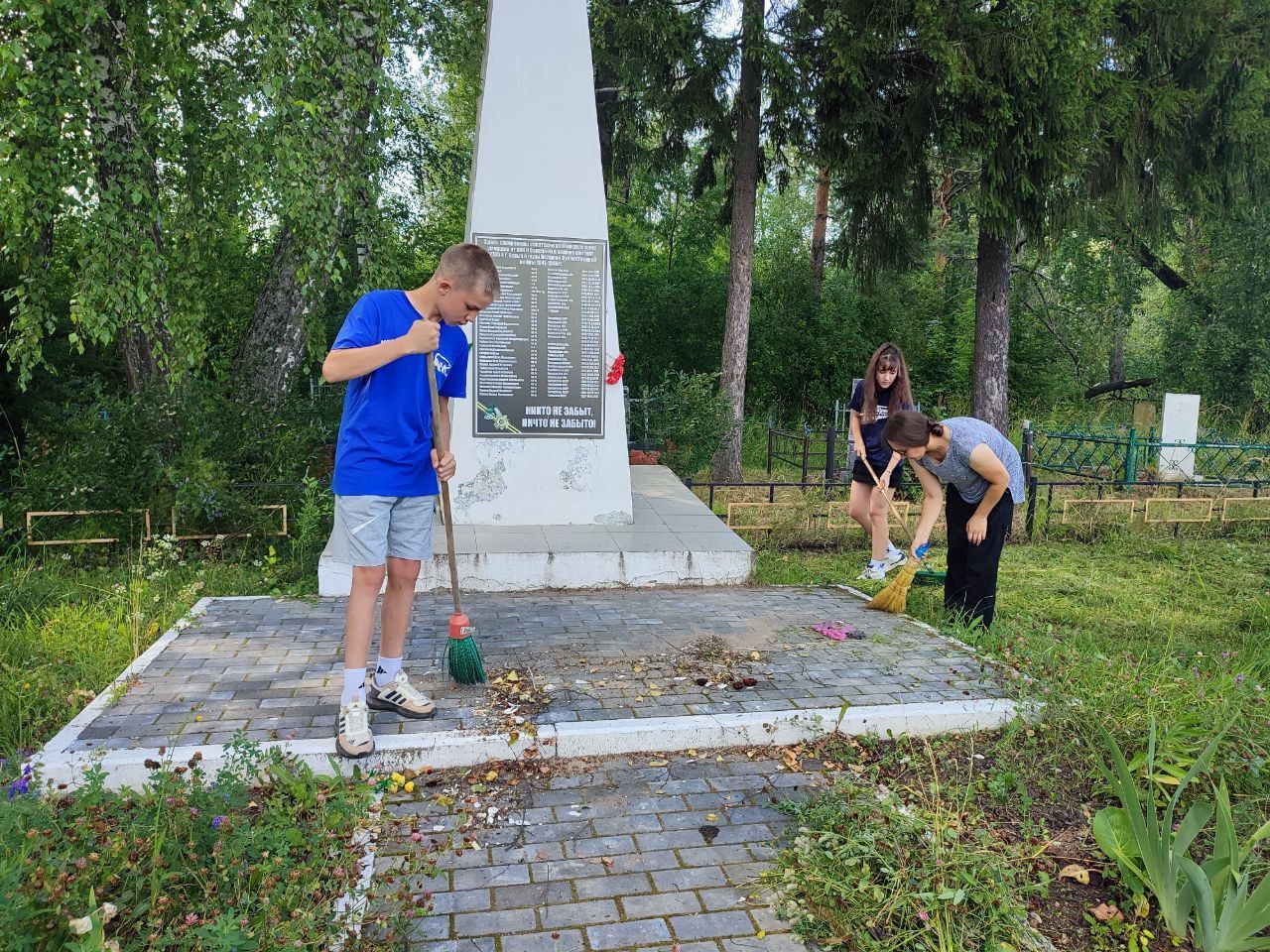 Активисты местного отделения Молодой гвардии навели порядок на братском захоронении