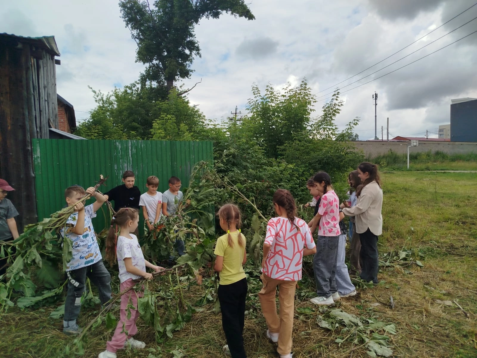 Ученики школы №2 в Агрызе - за бережное отношение к природе