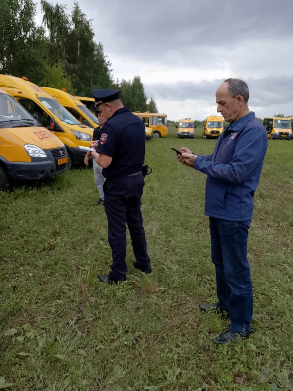 Проверка готовности школьных автобусов к новому учебному году прошла в Агрызском районе