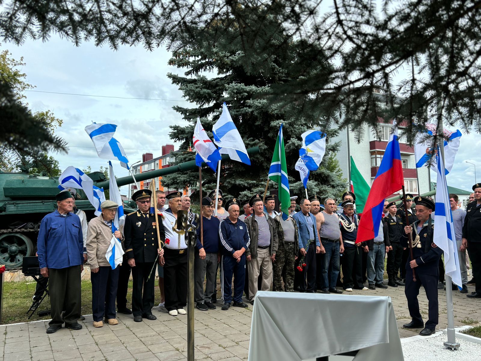 На площади Победы в Агрызе открыли памятный знак морякам