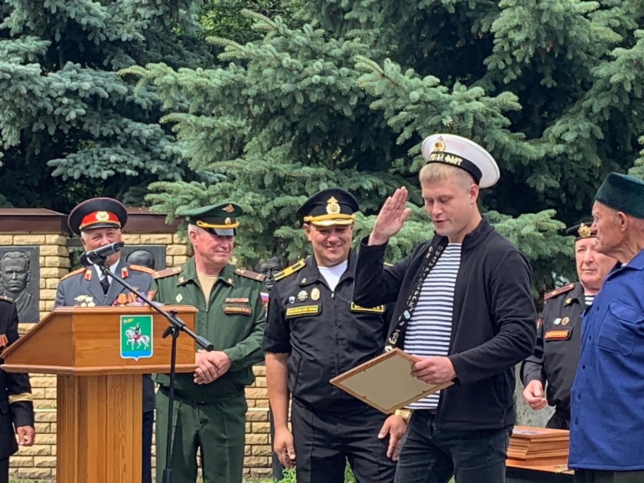 На площади Победы в Агрызе открыли памятный знак морякам