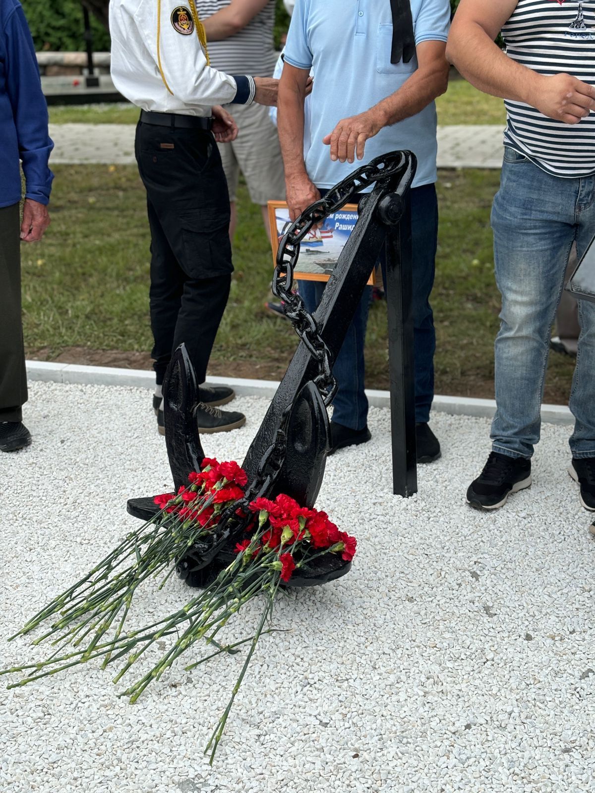 На площади Победы в Агрызе открыли памятный знак морякам