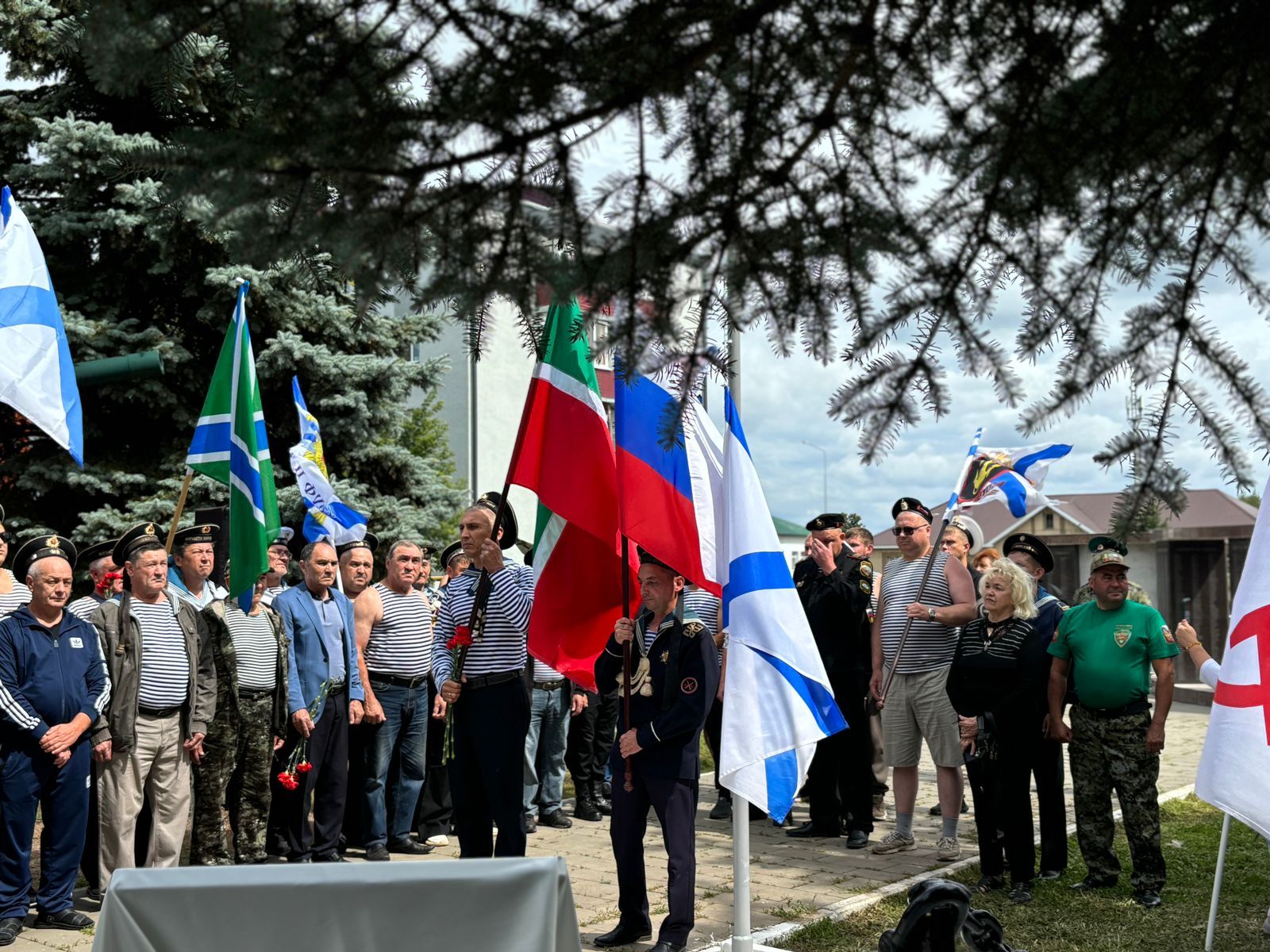 На площади Победы в Агрызе открыли памятный знак морякам