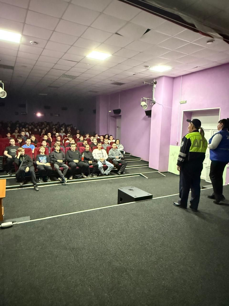 В Агрызе студентам напомнили о правилах безопасности на дороге