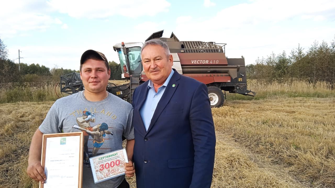 Югары күрсәткечләргә ирешкән комбайнчылар хөрмәтләнде
