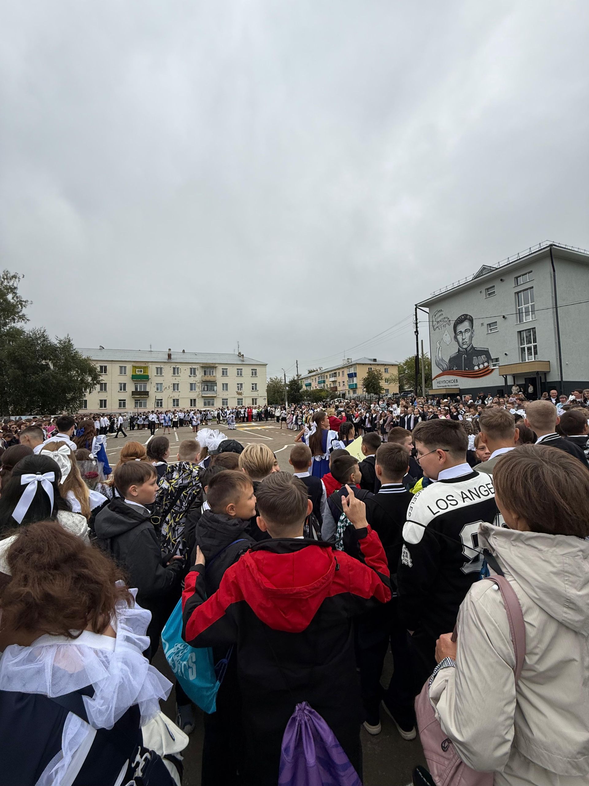 На линейке в школе №4 выступили специалисты по безопасности дорожного движения