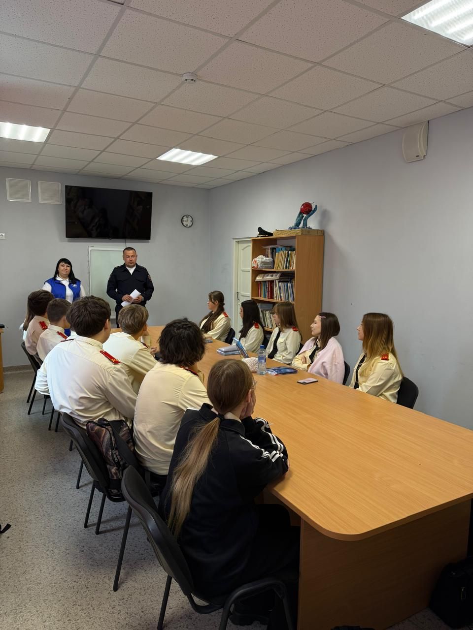 Старшеклассникам школы №2 напомнили о безопасном поведении на дороге