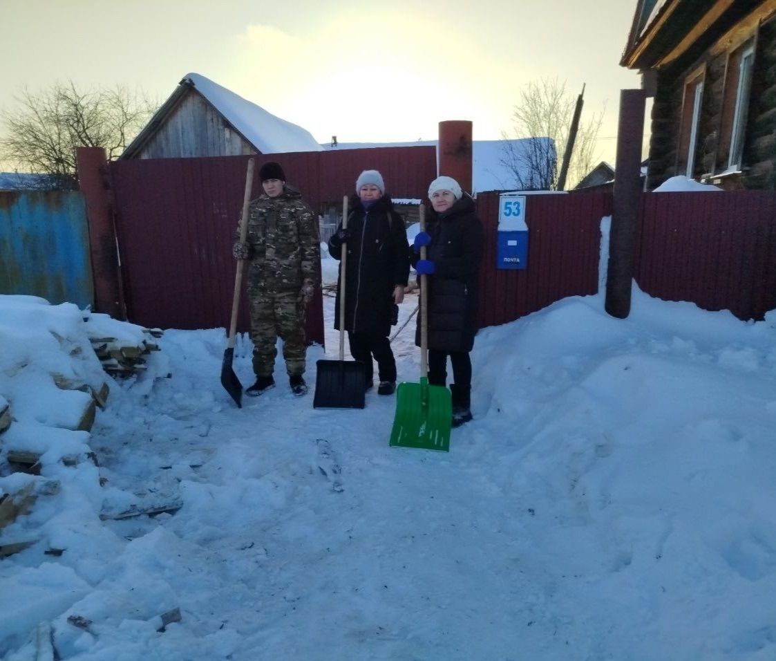 Салагышта волонтерлар өлкән буынга ярдәм итә