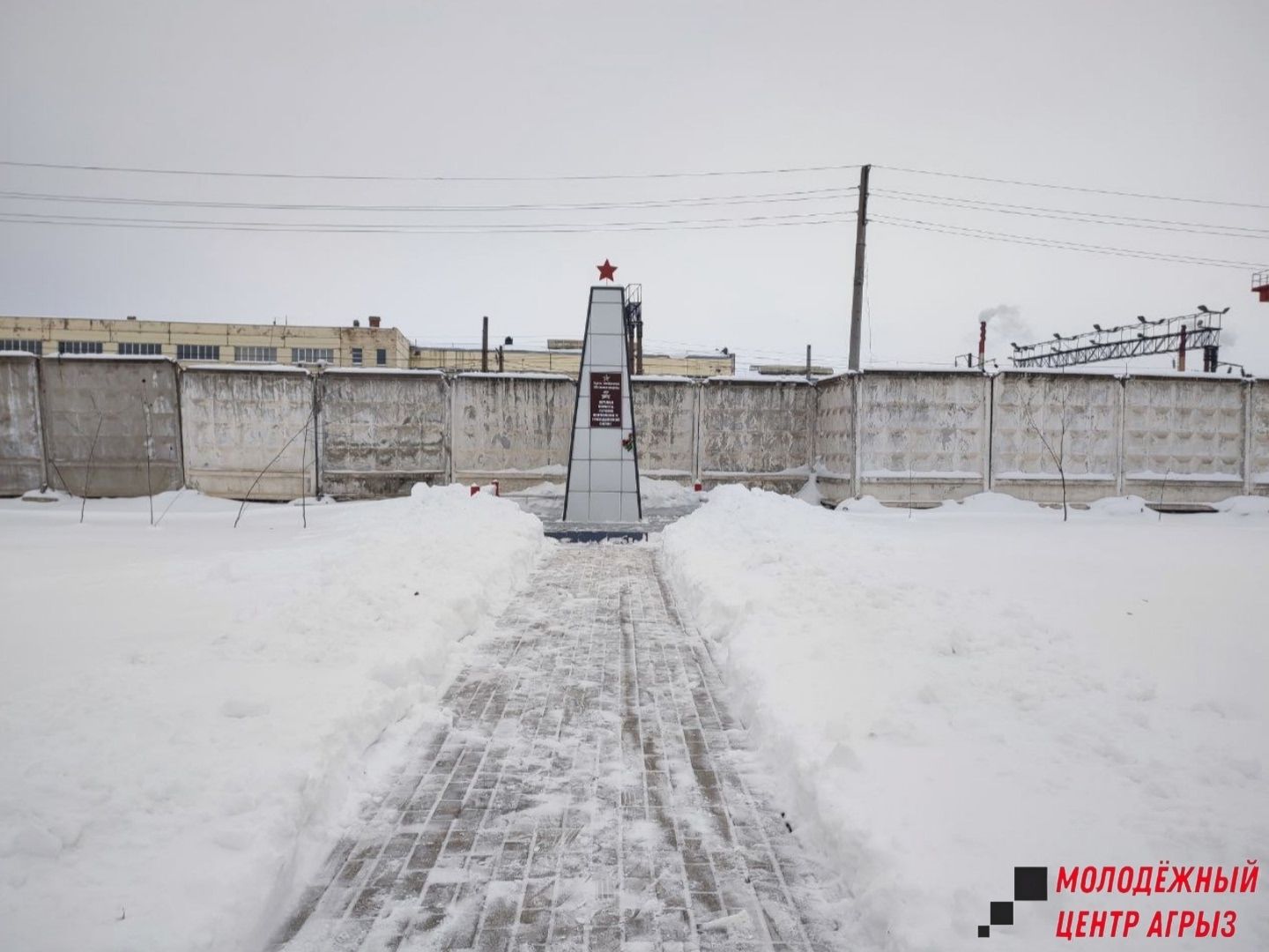 Агрызская молодёжь провела зимний субботник у Обелиска Героям
