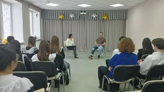В школе № 4 прошла встреча с участником СВО, ефрейтором Павлом Байбековым