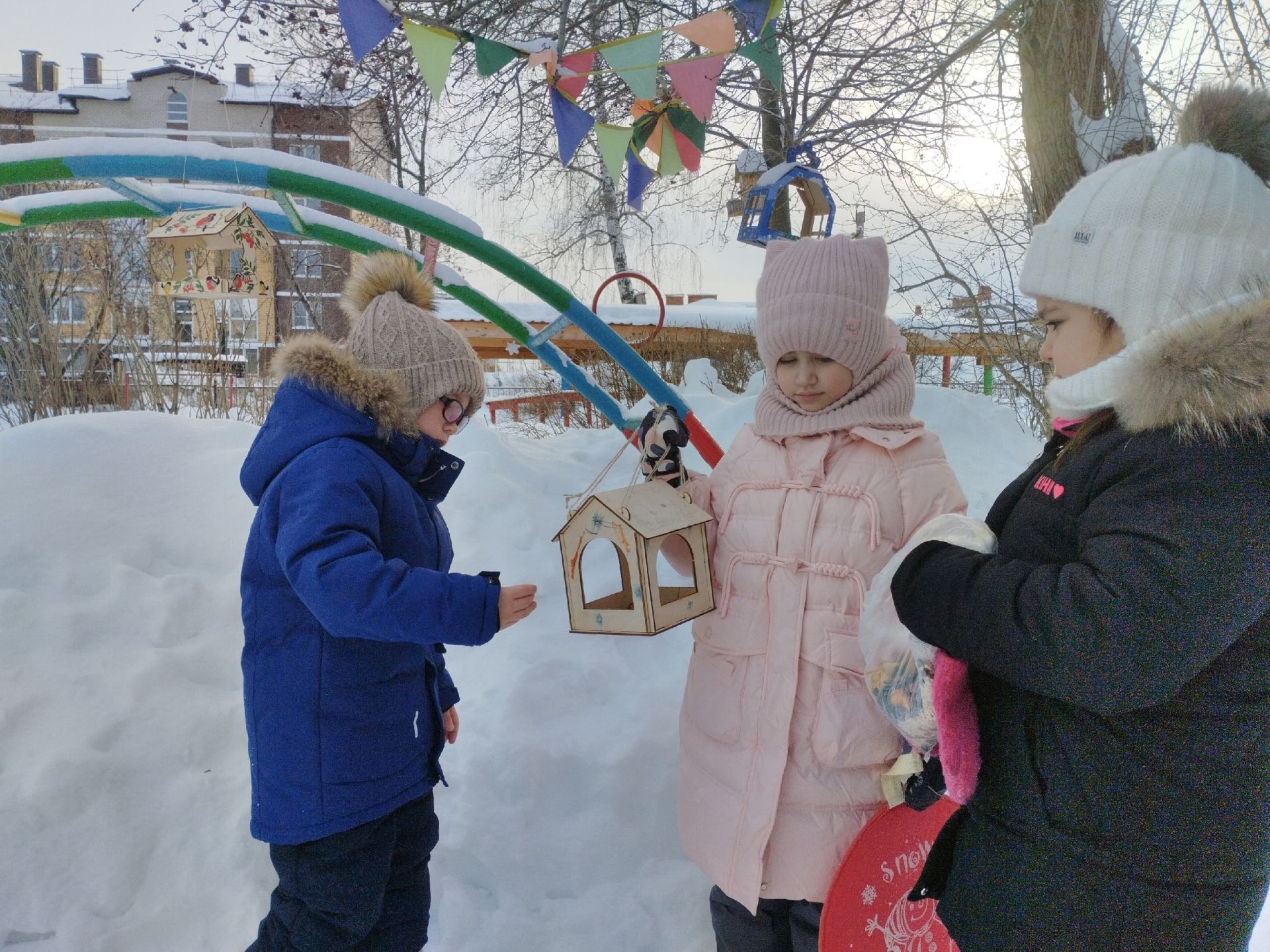 Әгерҗенең 9нчы балалар бакчасында тәрбияләнүчеләр әти-әниләре белән бергә кошлар өчен җимлекләр ясаганнар